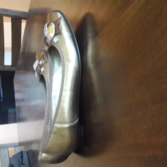 Simply Vera Cheerful Gold Flats S8 - Picture 2 of 6